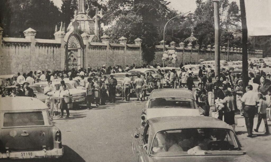 Vista del Panteón Municipal en el Día de Muertos del año 1972. Foto: El Sol de Puebla.